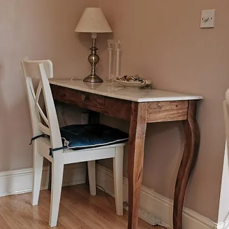 شقة Flat 12 Sebastian Court - 2 Beds With A Four Poster *