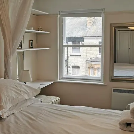 Flat 12 Sebastian Court - 2 Beds With A Four Poster *