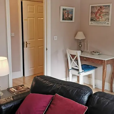 Flat 12 Sebastian Court - 2 Beds With A Four Poster * Scarborough