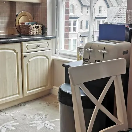 Apartment Flat 12 Sebastian Court - 2 Beds With A Four Poster
