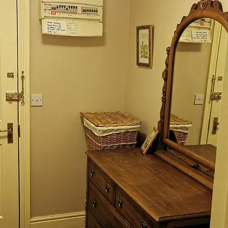 Flat 12 Sebastian Court - 2 Beds With A Four Poster Apartment Scarborough