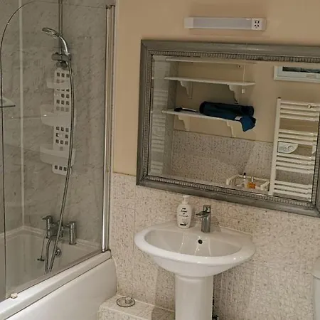 Flat 12 Sebastian Court - 2 Beds With A Four Poster شقة