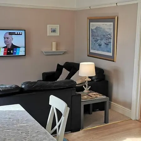 Flat 12 Sebastian Court - 2 Beds With A Four Poster Apartment Scarborough