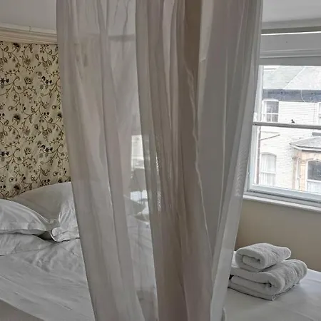 شقة Flat 12 Sebastian Court - 2 Beds With A Four Poster سكرابورو