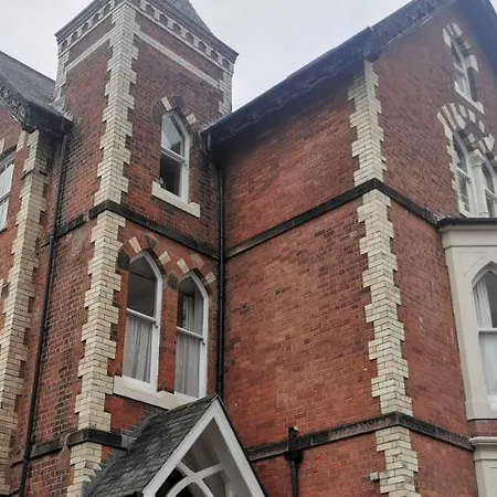 Flat 12 Sebastian Court - 2 Beds With A Four Poster * Scarborough