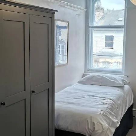 Flat 12 Sebastian Court - 2 Beds With A Four Poster * Scarborough