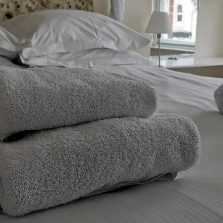 Flat 12 Sebastian Court - 2 Beds With A Four Poster