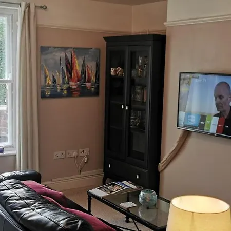 Flat 12 Sebastian Court - 2 Beds With A Four Poster