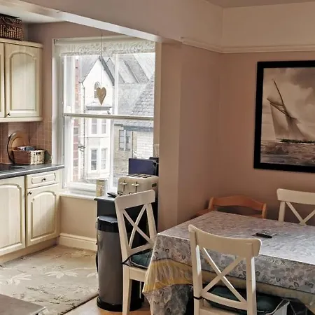 Flat 12 Sebastian Court - 2 Beds With A Four Poster Scarborough
