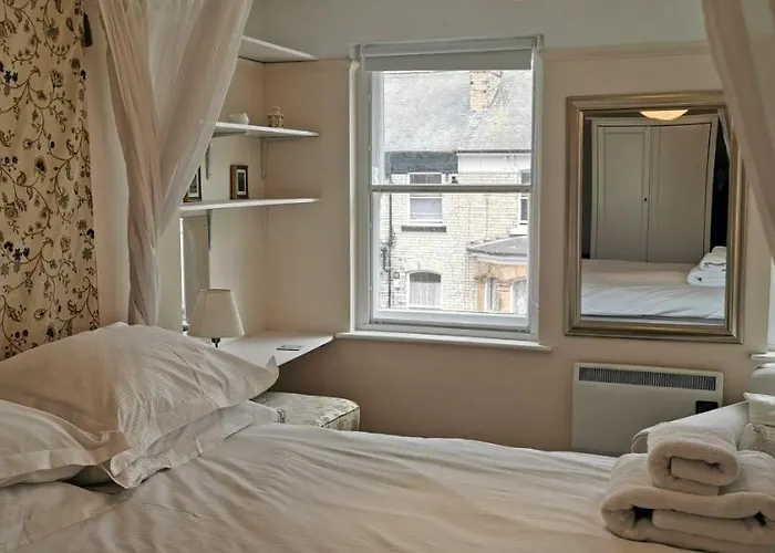 Flat 12 Sebastian Court - 2 Beds With A Four Poster *