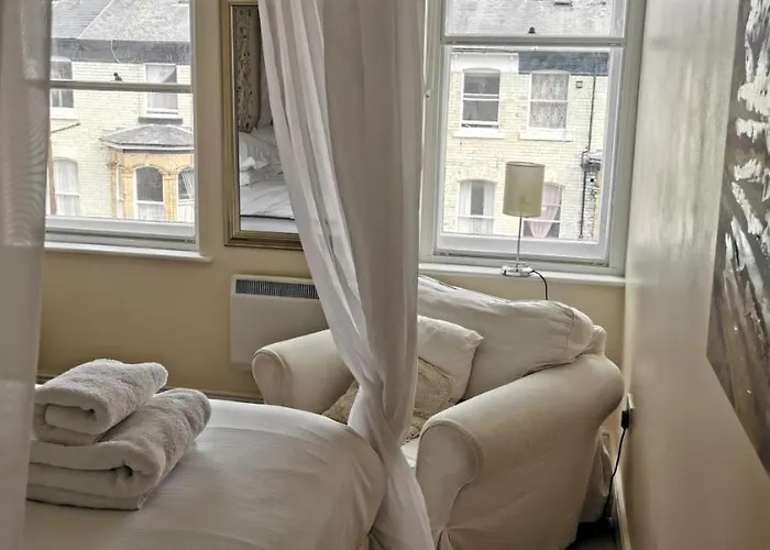 Flat 12 Sebastian Court - 2 Beds With A Four Poster Apartman