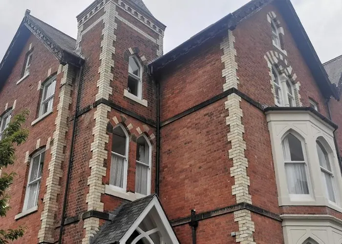 Flat 12 Sebastian Court - 2 Beds With A Four Poster * Scarborough