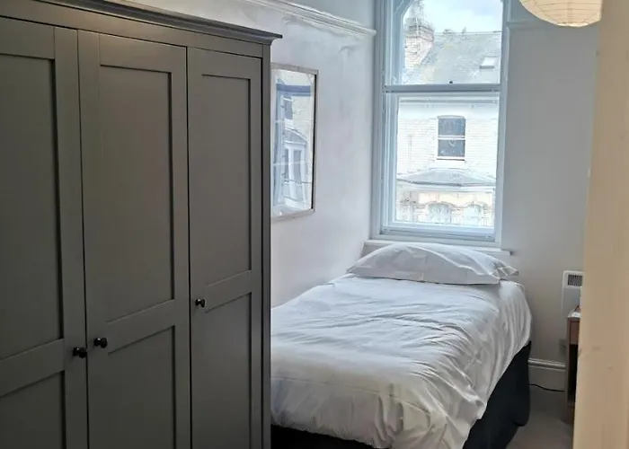 Flat 12 Sebastian Court - 2 Beds With A Four Poster * Scarborough