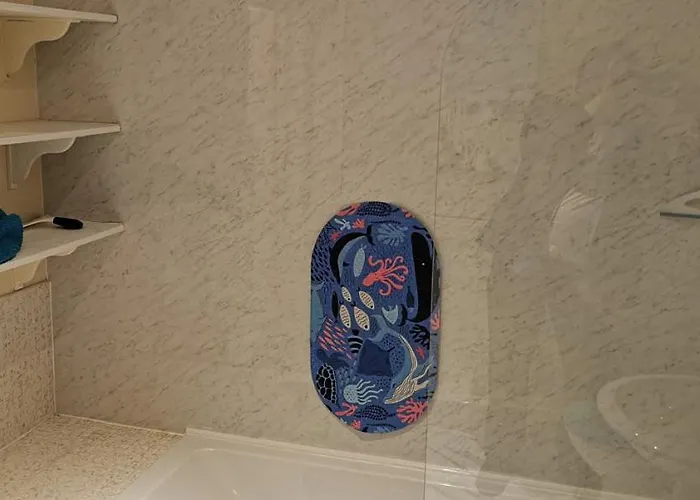 Flat 12 Sebastian Court - 2 Beds With A Four Poster