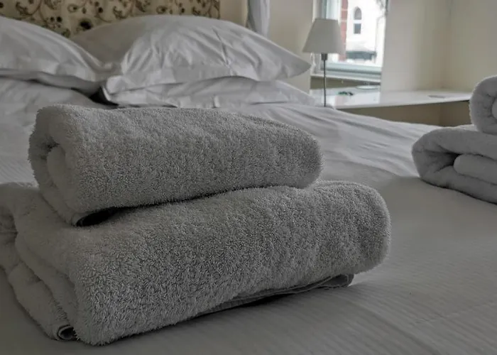 Flat 12 Sebastian Court - 2 Beds With A Four Poster