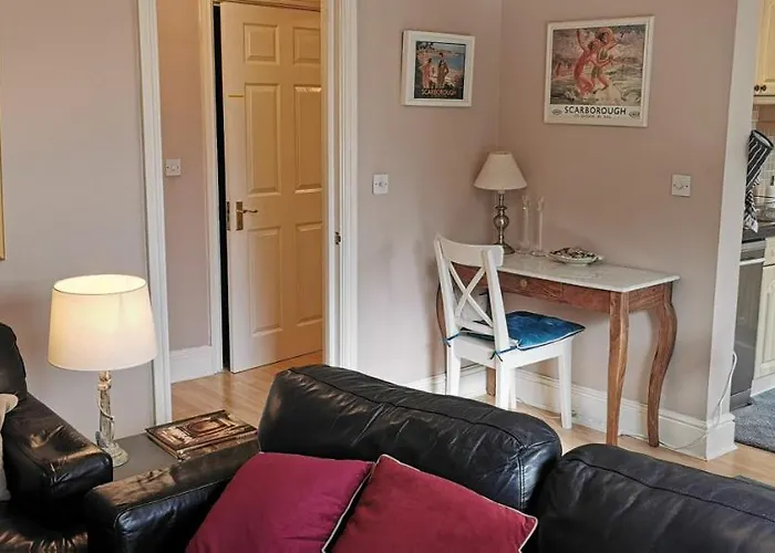 Flat 12 Sebastian Court - 2 Beds With A Four Poster * Scarborough