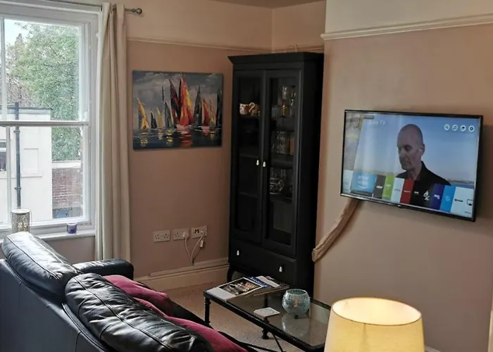 Flat 12 Sebastian Court - 2 Beds With A Four Poster