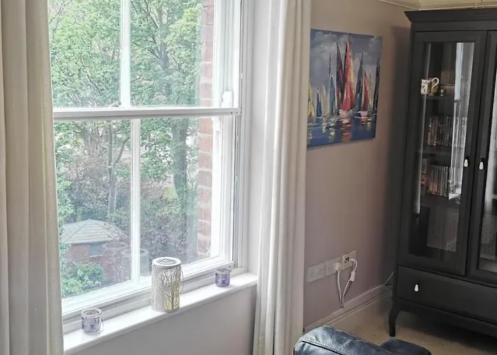 Flat 12 Sebastian Court - 2 Beds With A Four Poster Scarborough