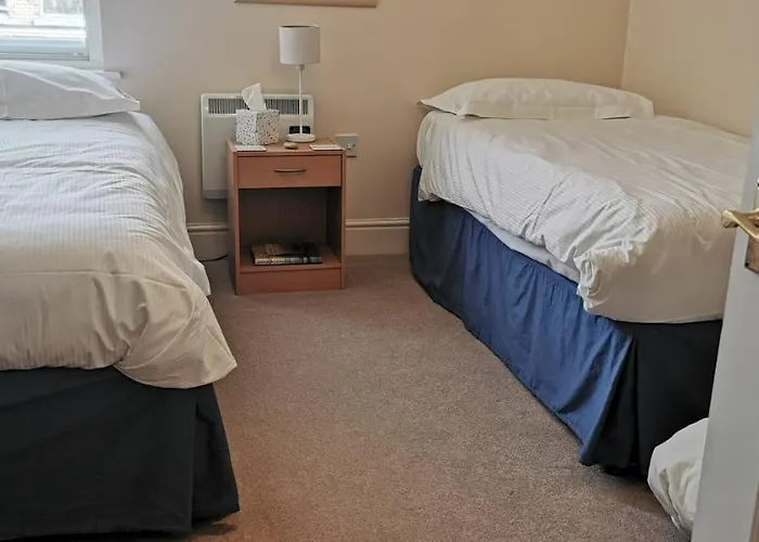 Flat 12 Sebastian Court - 2 Beds With A Four Poster *