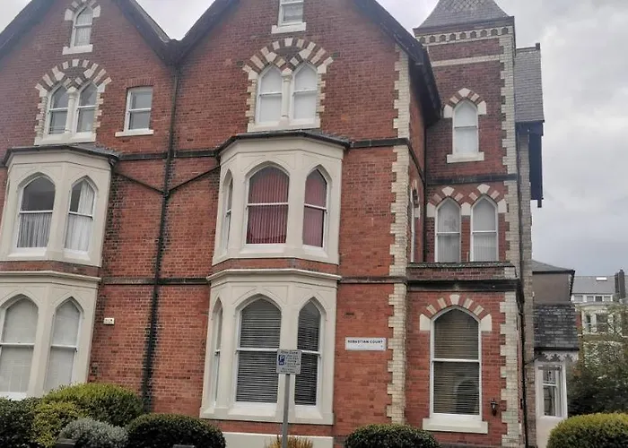 Flat 12 Sebastian Court - 2 Beds With A Four Poster