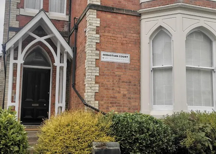 Flat 12 Sebastian Court - 2 Beds With A Four Poster